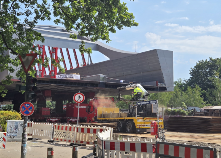 Eine Brücke rollt durchs Hamburger Schanzenviertel